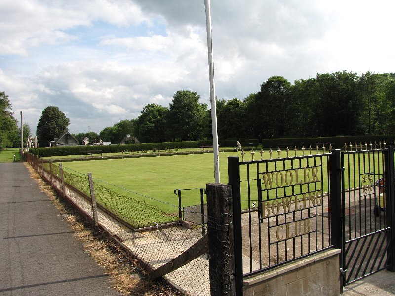 wooler bowling club.jpg - In Wooler wandelen we langs het veld van de bowling club. En bowling is dan het spel met die ballen die aan de zijkant zijn afgeplat. De variant van het spel die binnen word gespeeld is een olympische sport.